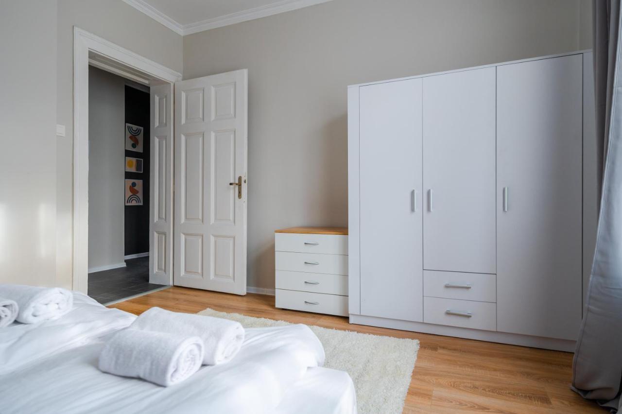 Boutique 2-Bedroom Apartment In Szófia Kültér fotó